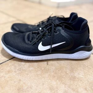 Men’s Nike Free Run Black and White Training Sneakers with Swoosh
